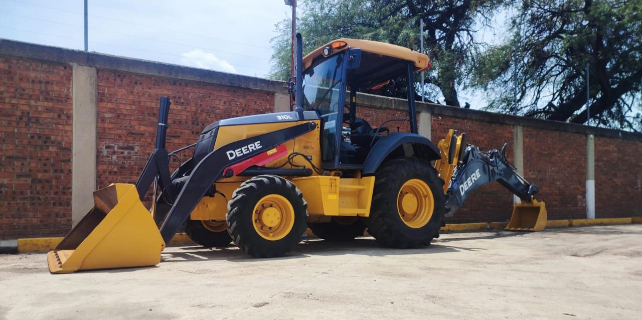 Retroexcavadora John Deere 310L 2022 4x4 en renta en León, Guanajuato, vista lateral con cucharón frontal y trasero